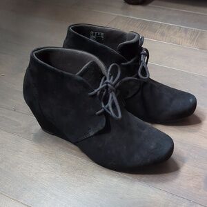 Clark's 6W Black Suede Wedge Booties